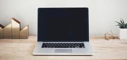 Laptop von Apple auf einem Tisch mit Dekoration