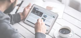 Ein Mann konsumiert Medien auf einem Tablet