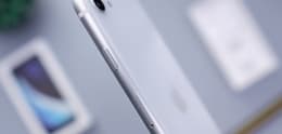 iPhone SE Handy und Verpackung